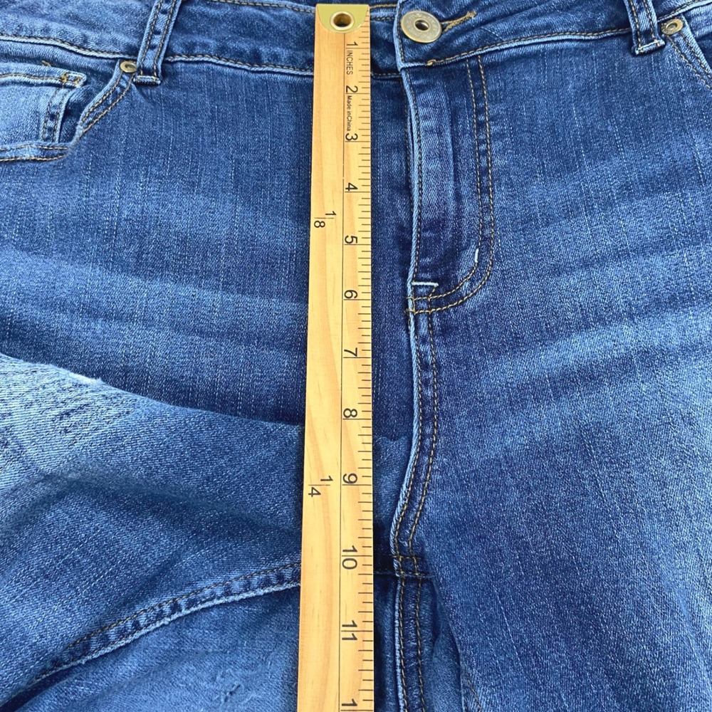Maurices Cropped Jeans Women Sz 18 Distress Destroyed Denim Raw Hem Embroidered - Picture 9 of 13